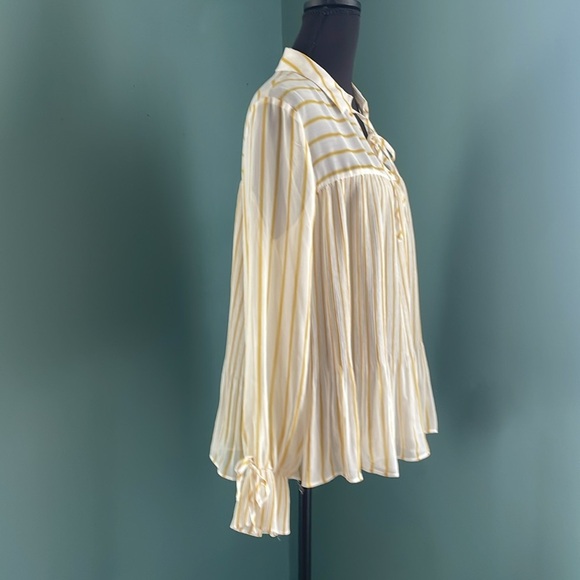 Lauren Conrad Striped Blouse light weight - Picture 4 of 6